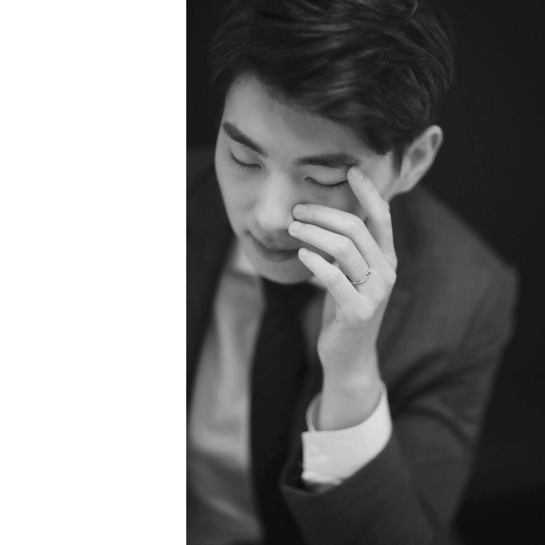 新婚夫妻在婚禮中穿著西式禮服慶祝這一特別的時刻。