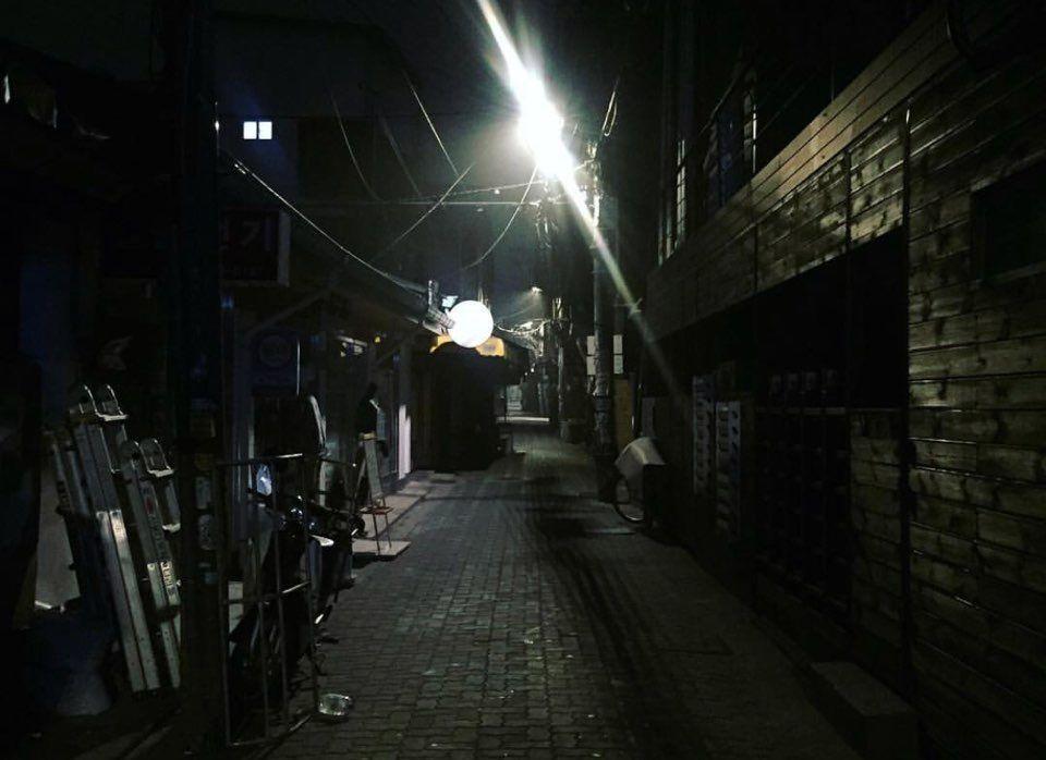 韓國電影海報展示了雙人擁抱的温馨瞬間，宣傳愛情劇的觸動心絃。