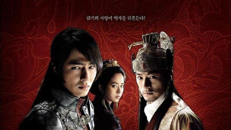 一羣身著現代禮服的新婚家庭成員合影，表達喜悦與幸福的時刻。