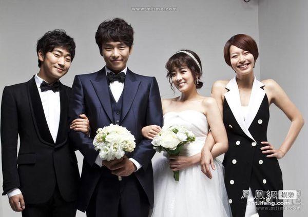 穿上學生制服的兩人在首爾屋頂上凝望遠方，探討愛與未來的話題。