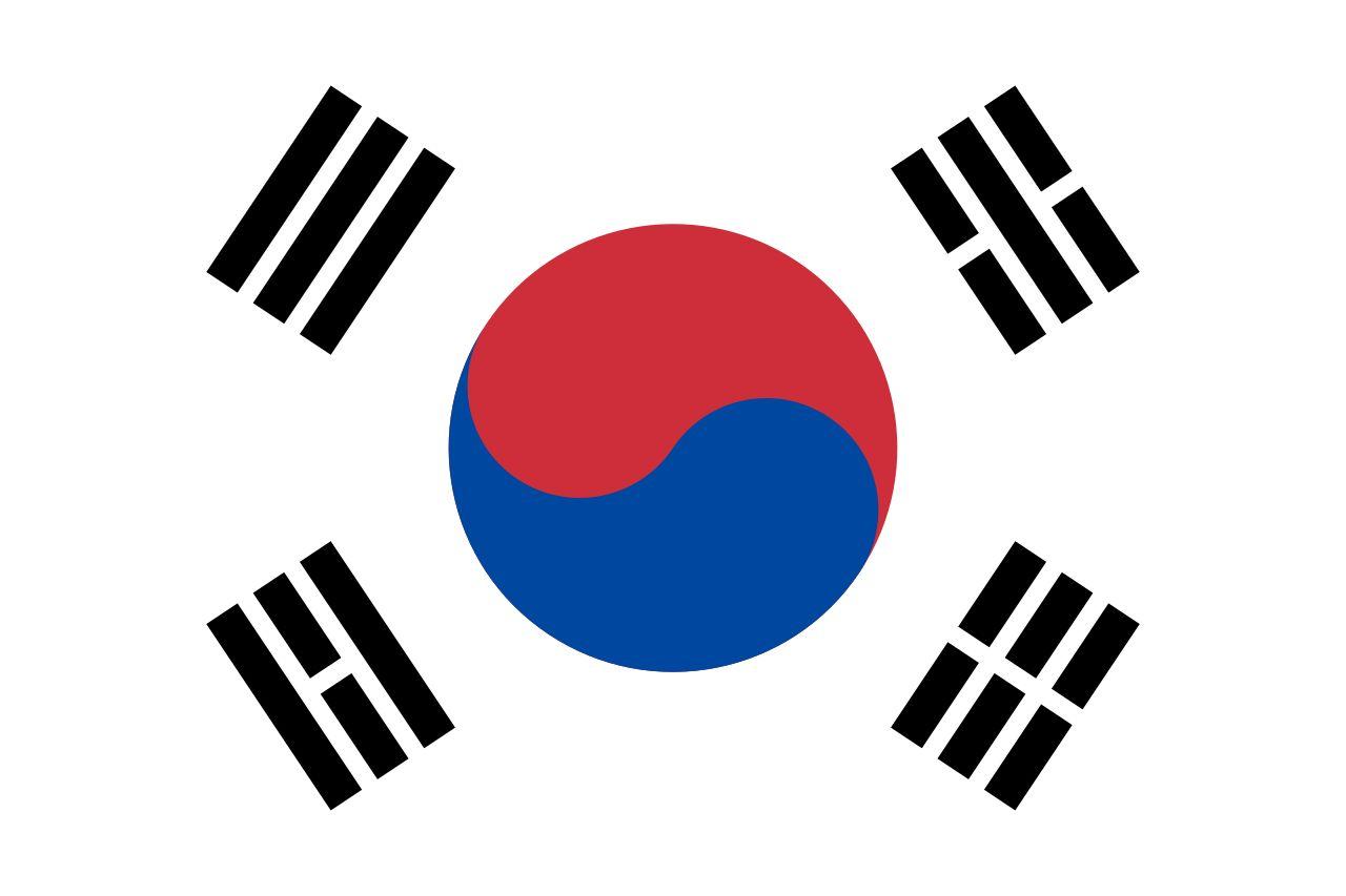 韓國藝人主持一場節目，其幽默與智慧為觀眾帶來歡樂。