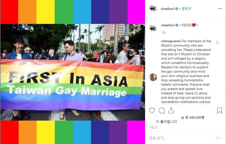 兩名男士手牽手走在秋天的公園小徑上，展現愛的自由和無畏。