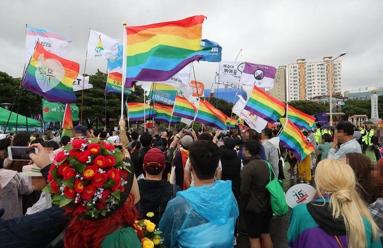 工作會議中，團隊成員在討論並與會議室座位上的電腦一起分析。