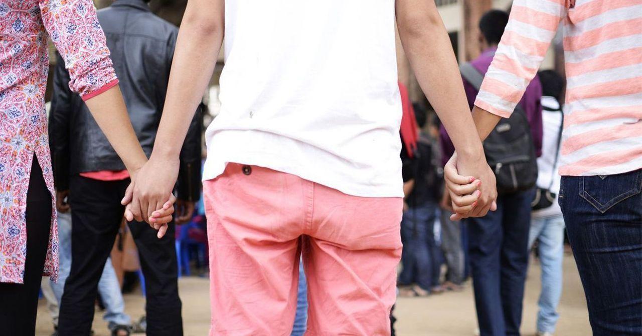 ภาพถ่ายของกลุ่มคนถือมือกันในที่สาธารณะ แสดงถึงความสามัคคีและการสนับสนุนเรื่องความรักและความเท่าเทียมในทุกที่ทั่วโลก