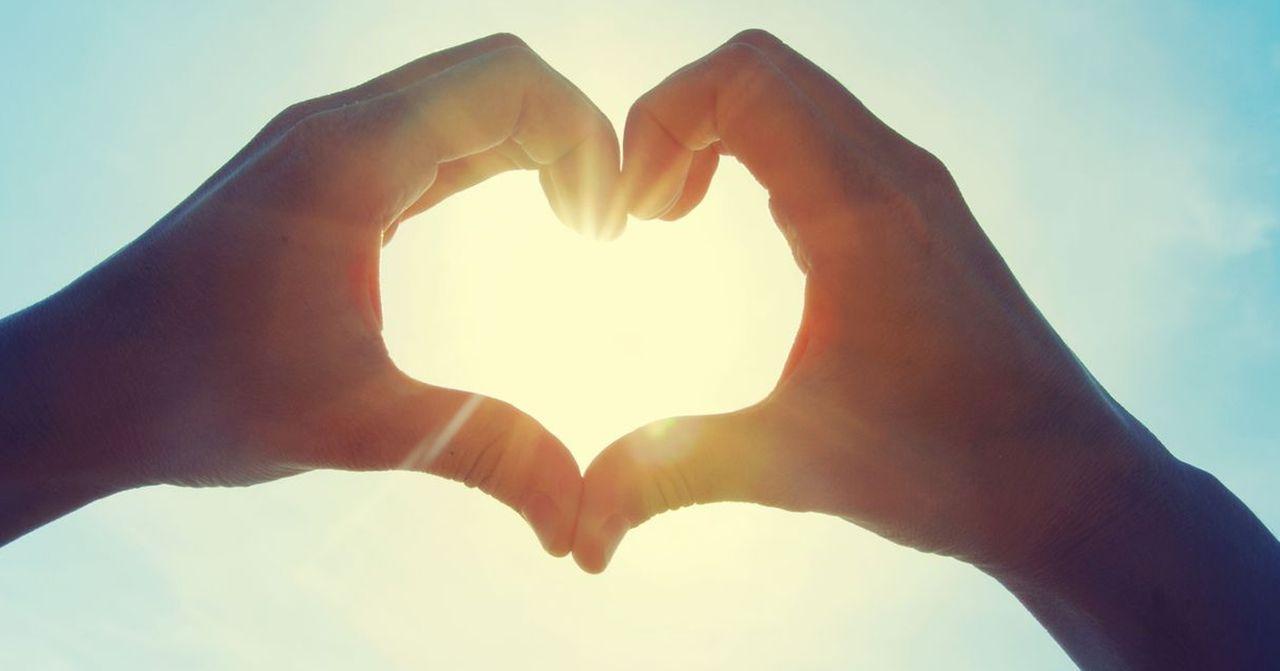 มือสองมือที่สร้างรูปร่างคล้ายหัวใจบริเวณกลางท้องฟ้ายามพระอาทิตย์ตกดิน สื่อถึงความรักและอิสระในการแสดงออกอย่างไร้พรมแดนและเพศสภาพ