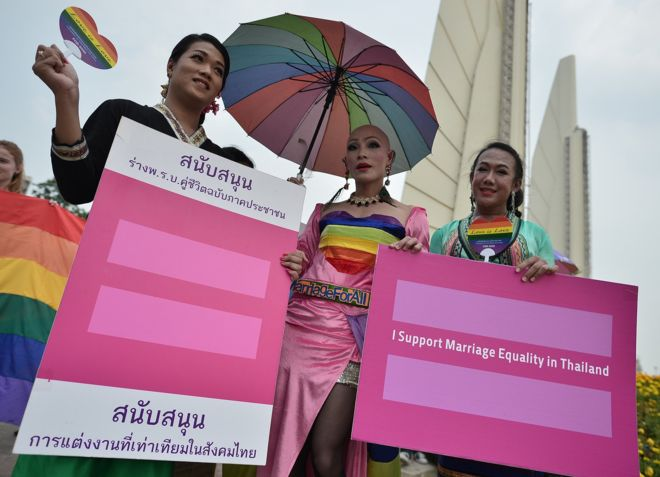 การชุมนุมสนับสนุนความเท่าเทียมในการแต่งงานของเพศทางเลือกในประเทศไทย หน้าข้ออ้างรัฐธรรมนูญของประเทศไทย บรรยากาศความคึกคักและสื่อสนับสนุนเพศทางเลือก
