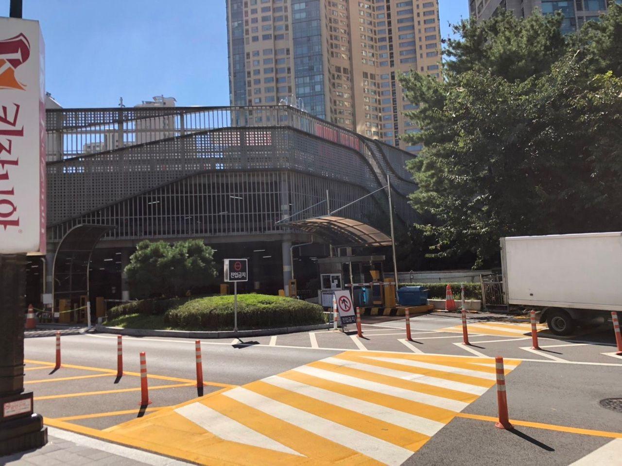 เส้นทางเดินผ่านลานจอดรถไปยังร้านเช่าชุดนักเรียน Ehwa School Uniform ตามภาพนำทาง.