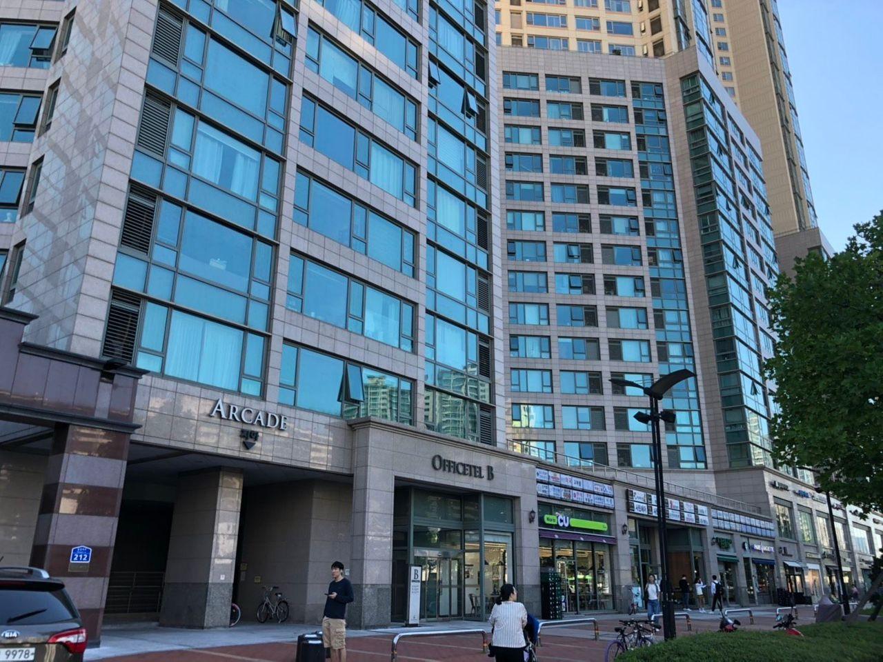 มุมมองทางเข้าไปยังอาคารที่มี Ehwa School Uniform สามารถสังเกตได้จากการมีอยู่ของ CU และ Starbucks.