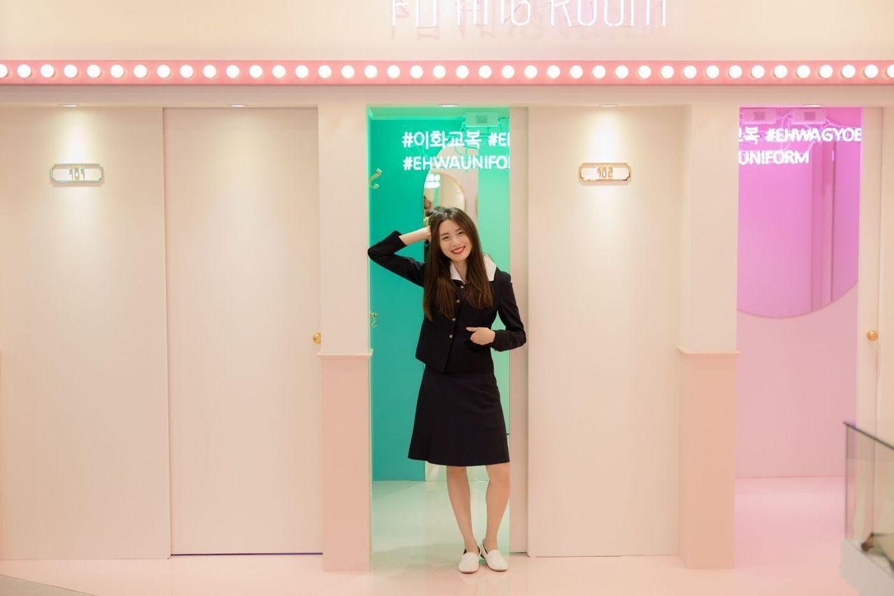 展示韓國高中生喜愛的校服款式，讓遊客能輕鬆拍攝具有記憶意義的照片。