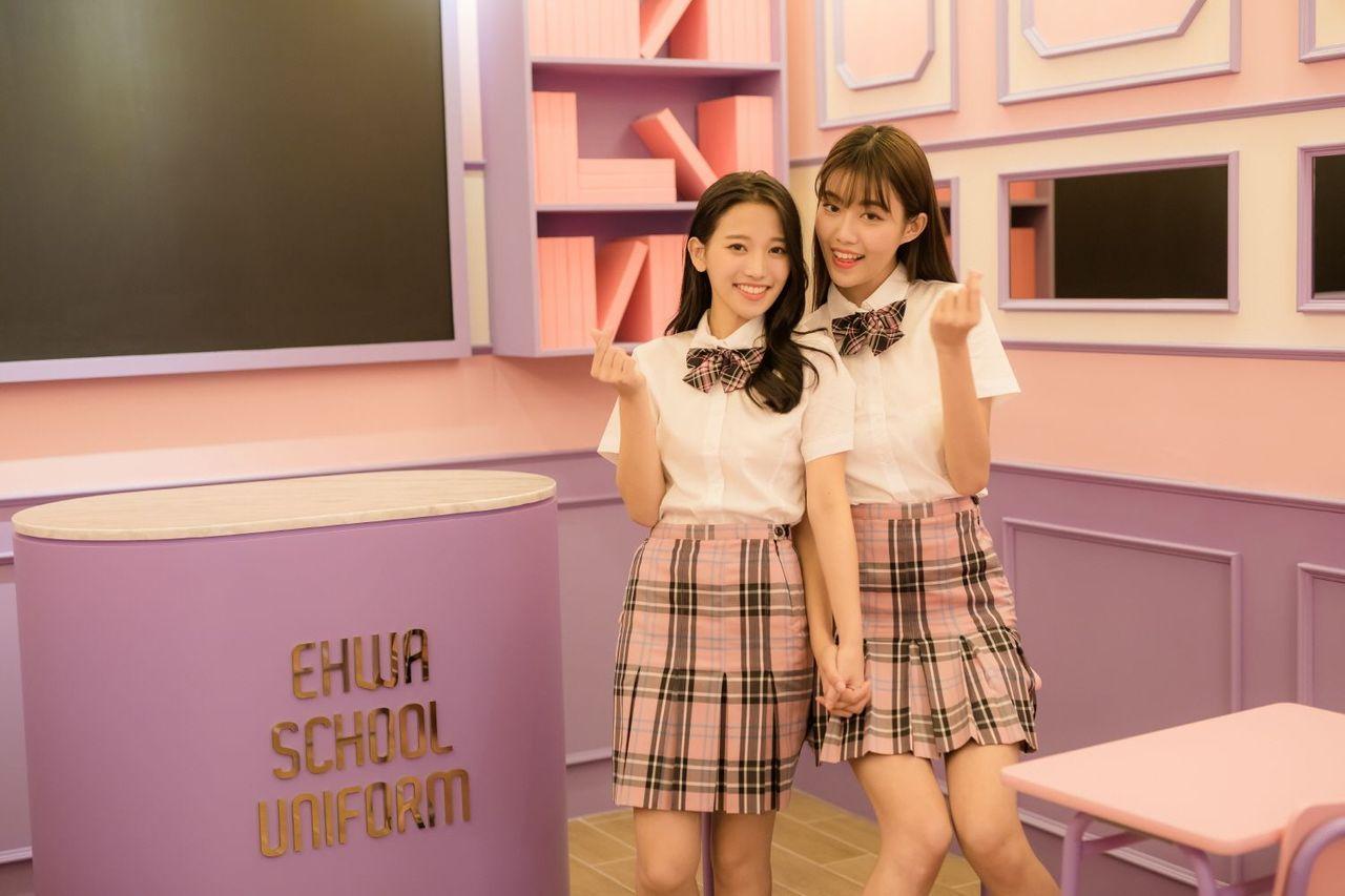 在梨花校服店內的一個專業拍照室，顧客可以穿著不同款式的校服拍攝。