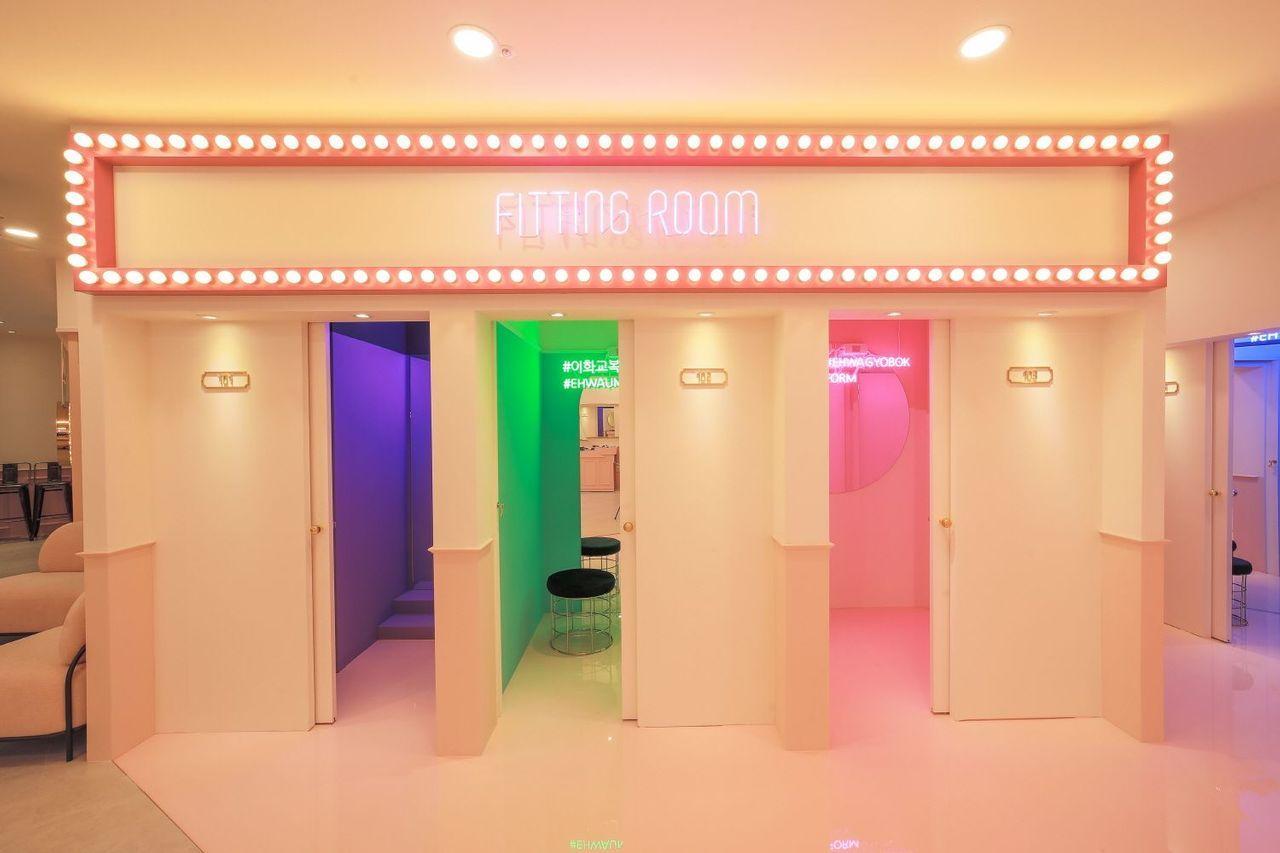 梨花校服店內的櫃台區域，環境整潔且有序，給人舒適的感覺。