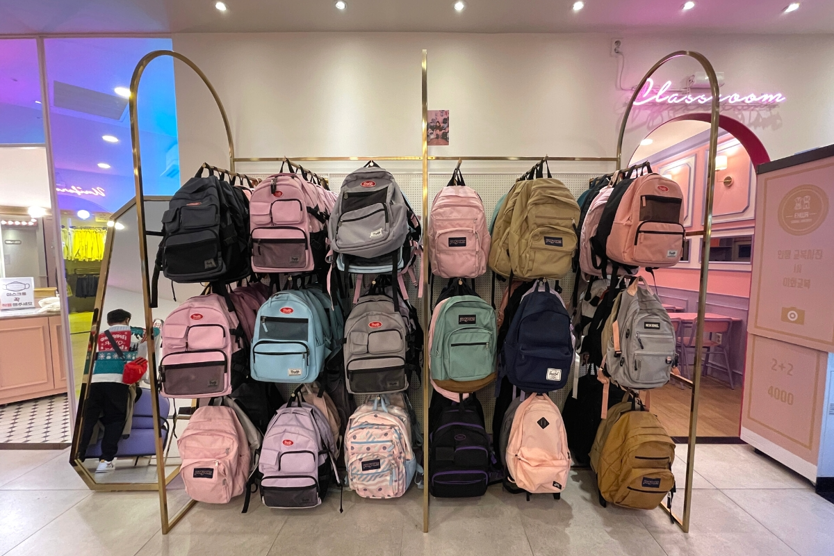 這是一個梨花校服店拍照區的樣本圖，供參考佈置風格與搭配效果。