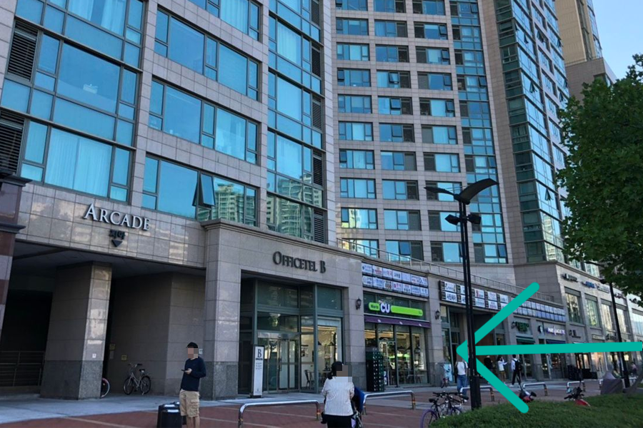 這是一日往梨花校服店所需通過的停車場入口，帶領顧客到達目的地。