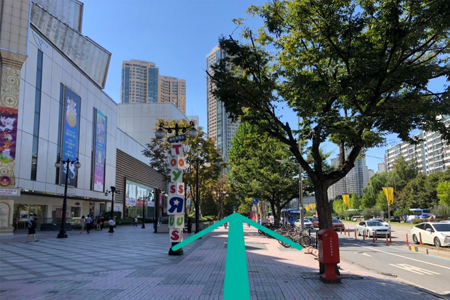 梨花校服店位於方便的位置，每天都吸引很多顧客觀光租借服裝。