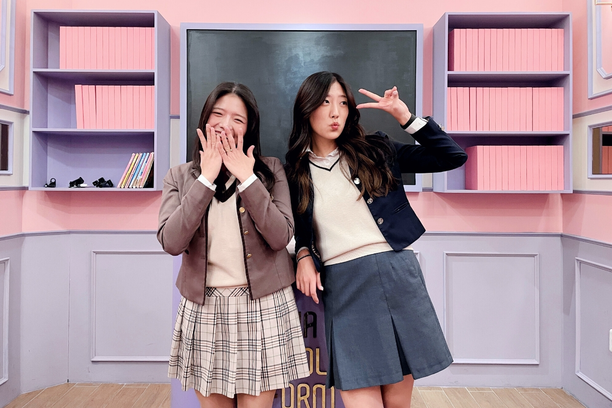 在梨花校服店的拍照區中，顧客能身著漂亮的校服，以背景為裝飾拍攝有趣照片。