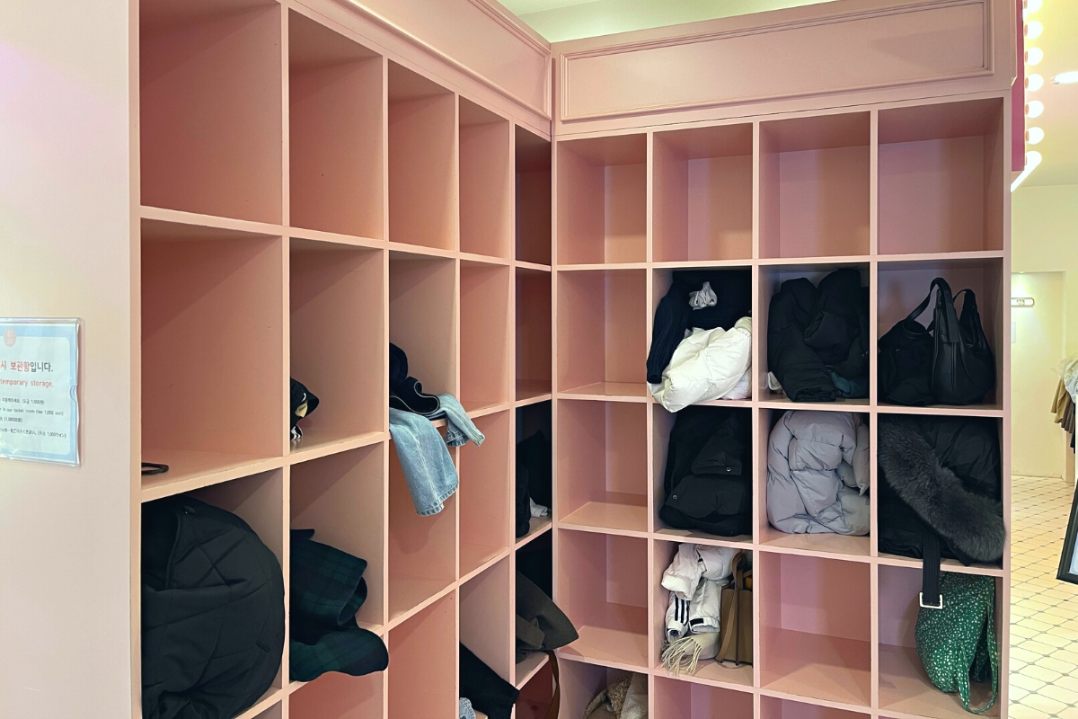 梨花校服店提供了大小合適的校服供顧客挑選，以滿足不同客户需求。