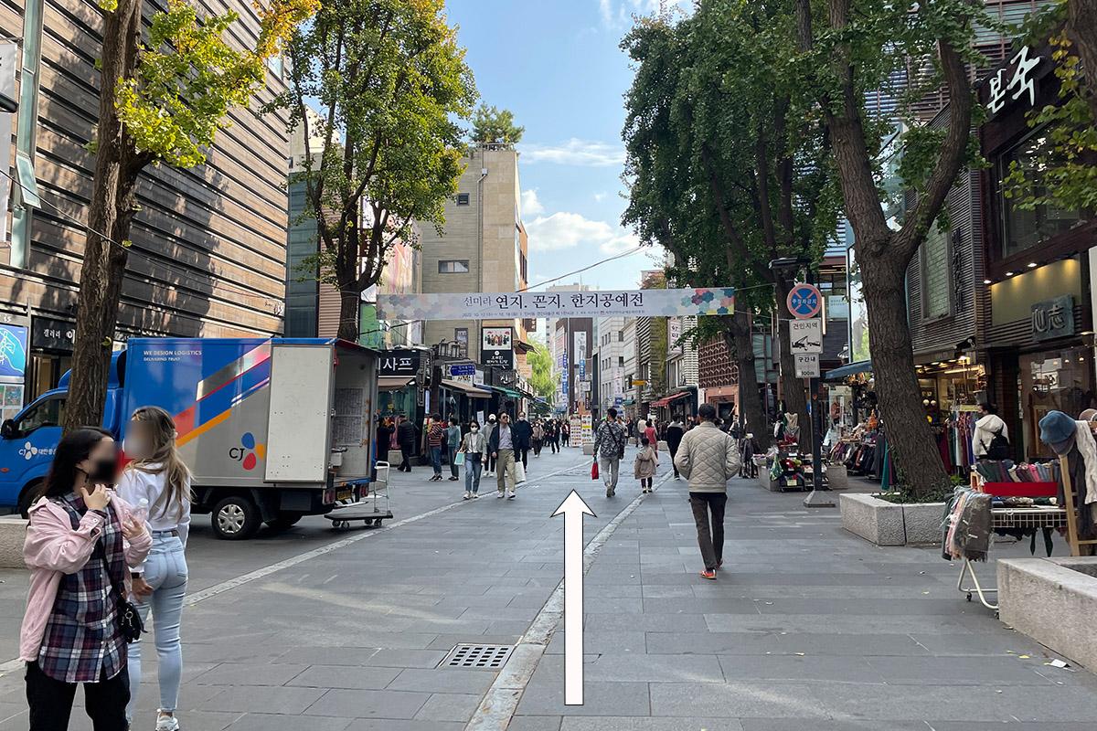 Banner overhead on Insadong street promoting traditional handicrafts and art.