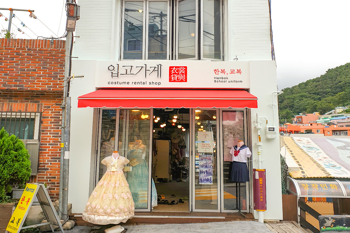 Cửa hàng cho thuê trang phục Ipgo Gage ở Busan, Hàn Quốc, phía trước có một chiếc hanbok màu trắng và một đồng phục học sinh Nhật Bản hiển thị.