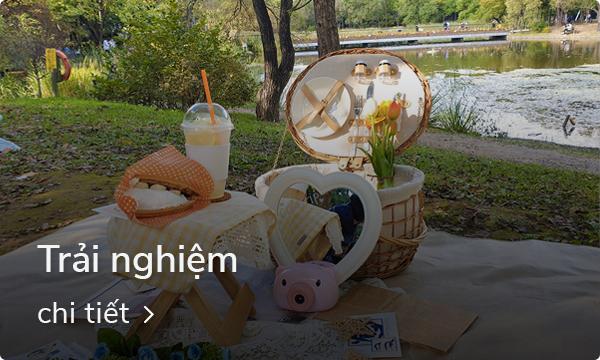 Bữa ăn dã ngoại tinh tế bên hồ tại Seongsudong với thức uống và hoa tươi bên cạnh.