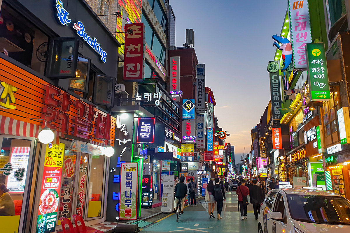 Quang cảnh nhộn nhịp và sống động của khu vực bên ngoài trạm xe lửa Seongsudong, Hàn Quốc.