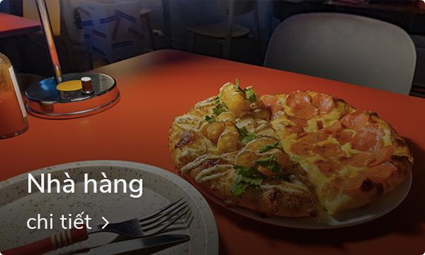 Bánh pizza với lớp phủ hoa quả và rau xanh, trên bàn đỏ tại cửa hàng nổi tiếng ở Seongsudong.
