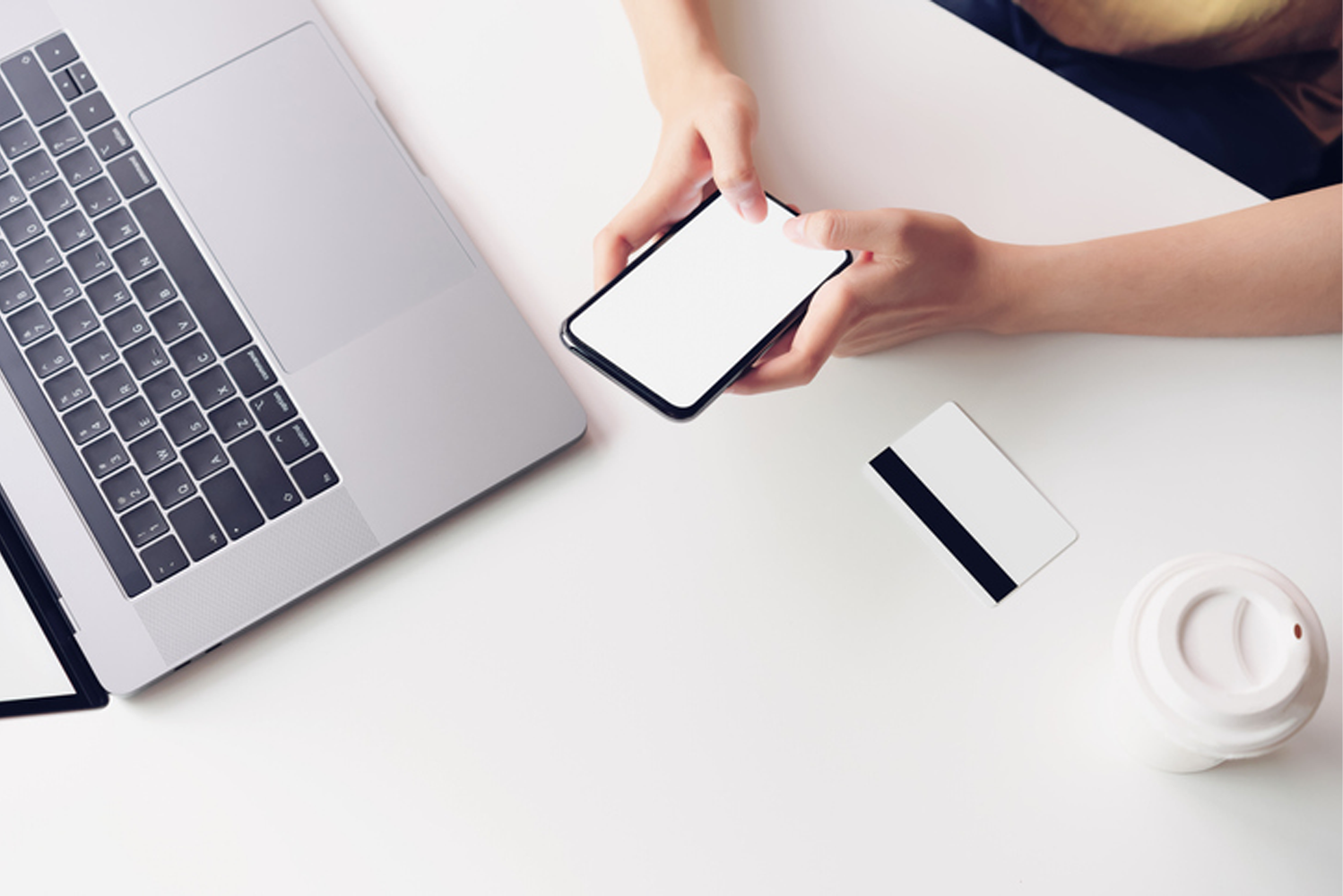 智能手機應用程式中的郵件圖標與進入的新郵件數字，引導如何在電子郵件中適度展現個人長處的重要部分。