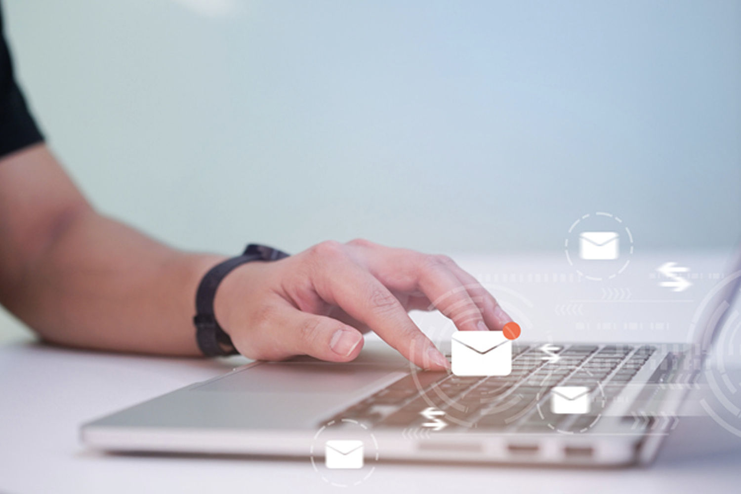 圖像顯示在電腦屏幕上的電子郵件標題範例，強調工作申請時選取適當的標題是多麼重要。