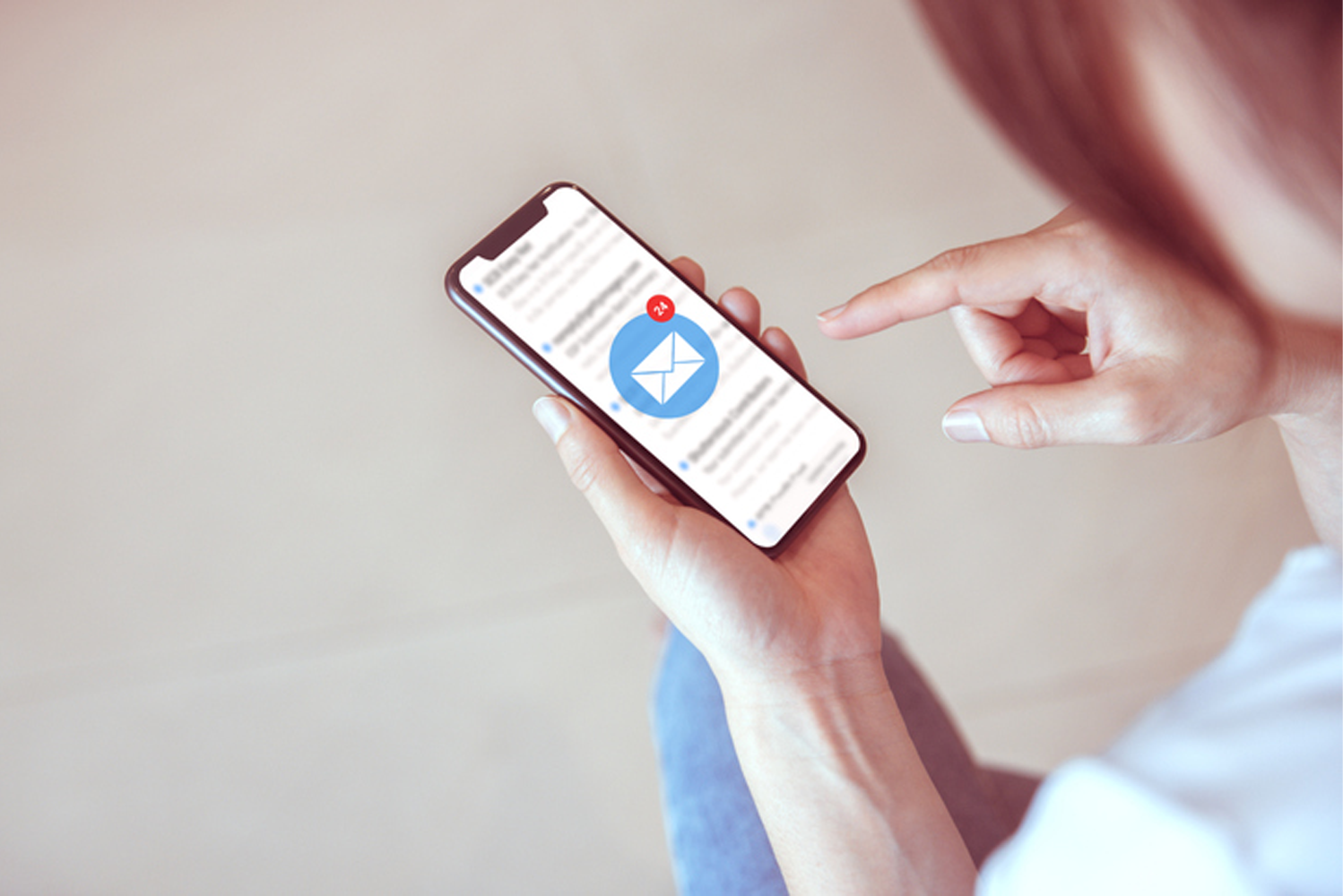 一台正在收發電子郵件的筆記型電腦動畫圖，回顧如何在電子郵件結尾總結關鍵內容的練習。