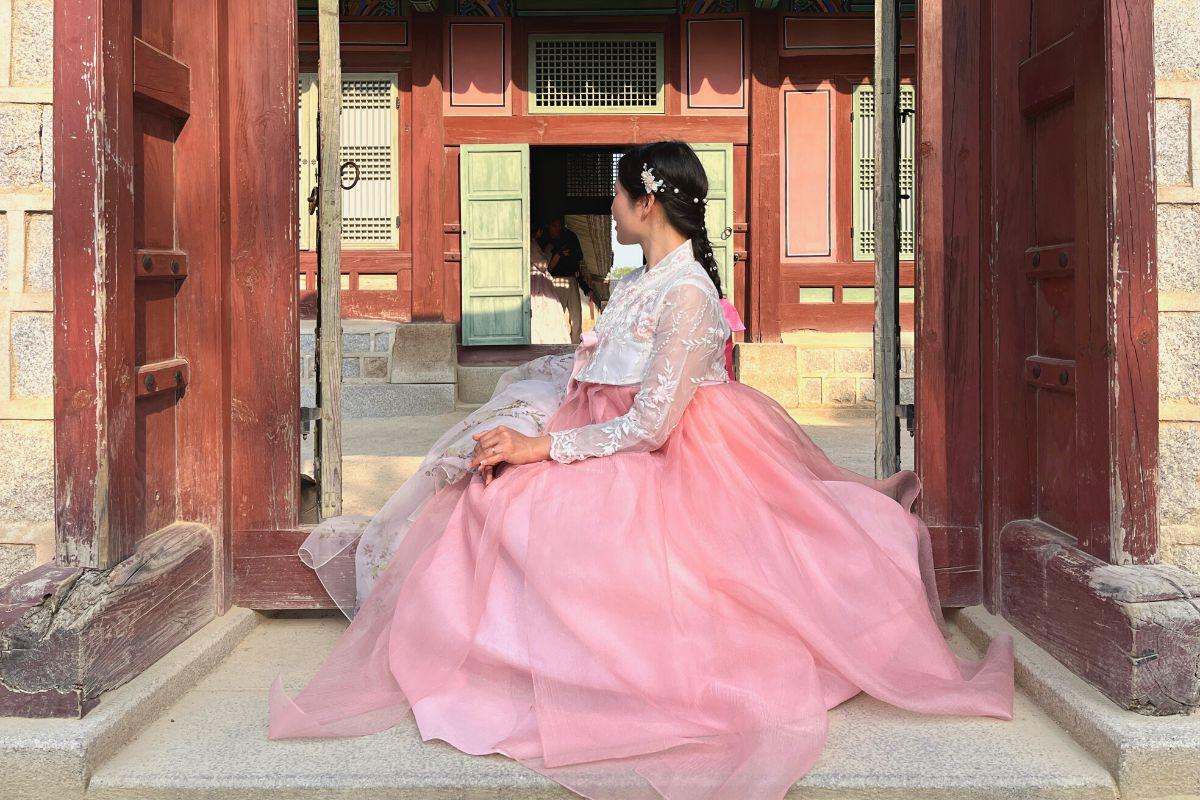 kiểu hanbok cao cấp ở  cửa hàng cho thuê hanbok Hanbok Girls ở gần cung điện gyeongbokgung 