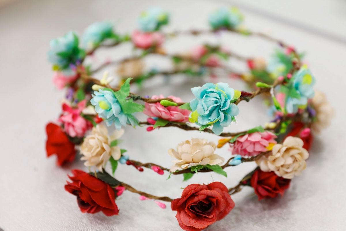 展示一系列韓服花環，透過色彩與細緻設計展現韓服的華麗。」