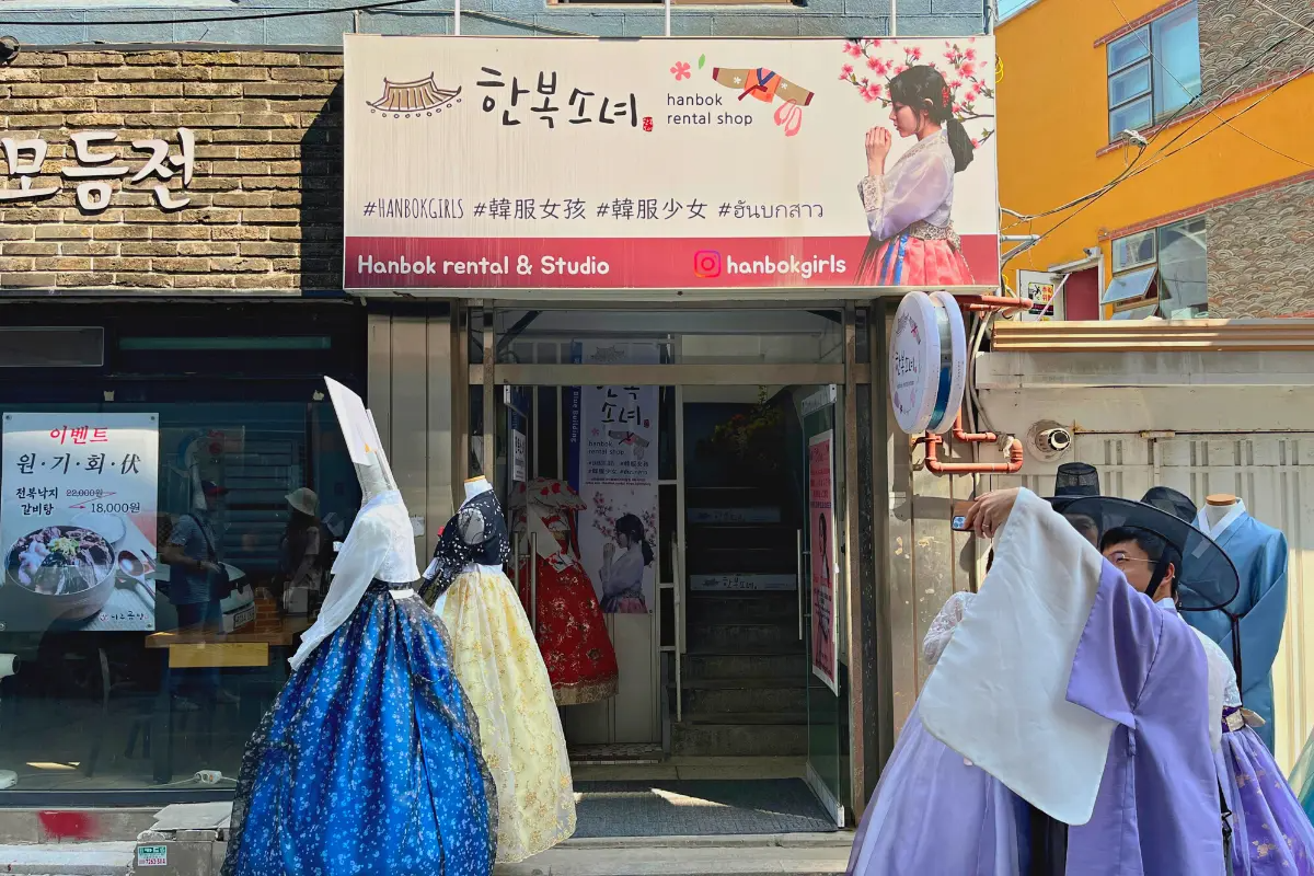 lối vào  cửa hàng cho thuê hanbok Hanbok Girls ở gần cung điện gyeongbokgung 
