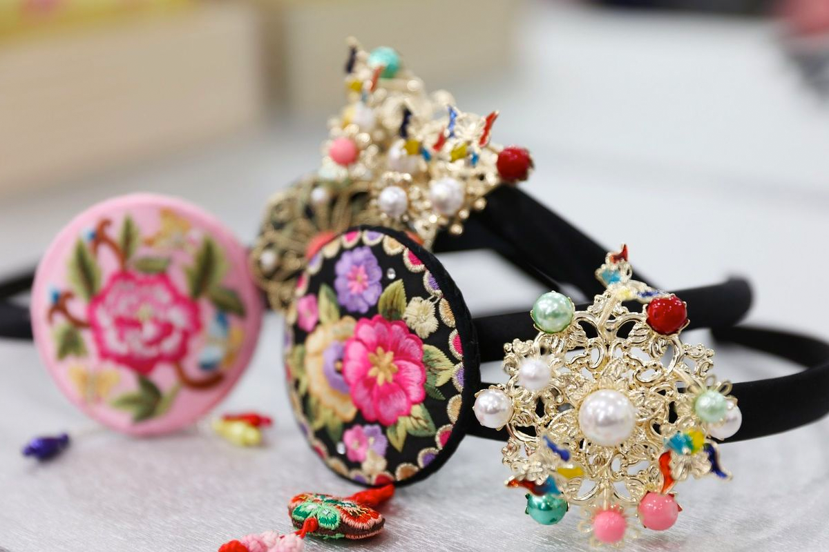 展示各種華麗的韓服髮飾，透過精緻的設計展現韓服的優雅與華麗。」