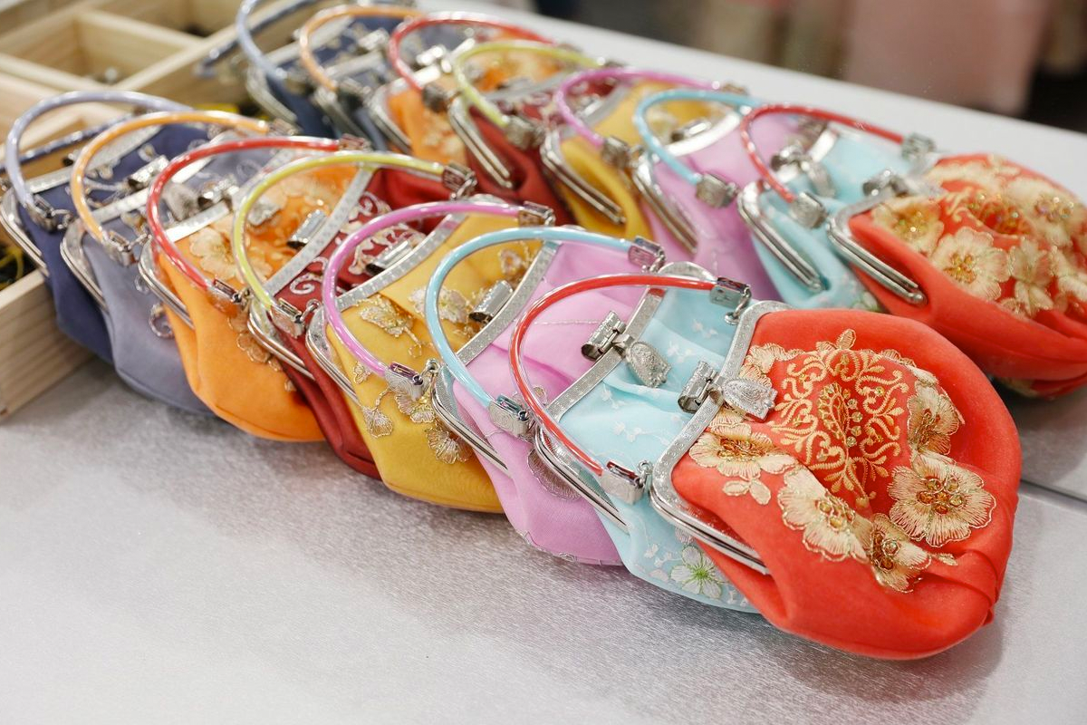 展示各種顏色和設計的韓服手袋，展現韓服配件的細緻刺繡與色彩。」