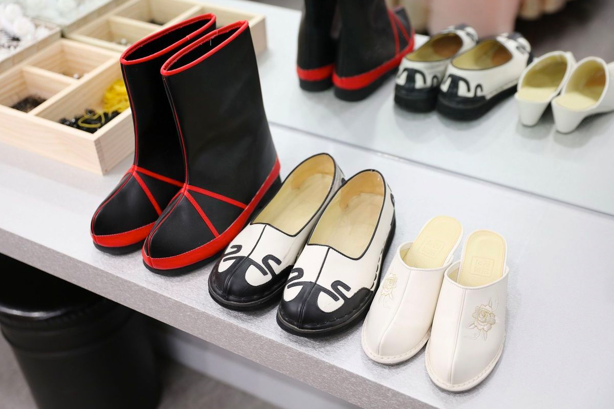 展示一系列韓服鞋子，包括靴子和傳統平底鞋，展現韓服的完整造型。」