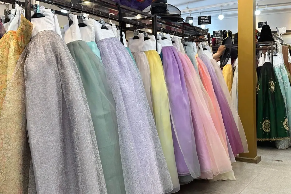 hanbok cao cấp ở  cửa hàng cho thuê hanbok Hanbok Girls ở gần cung điện gyeongbokgung 