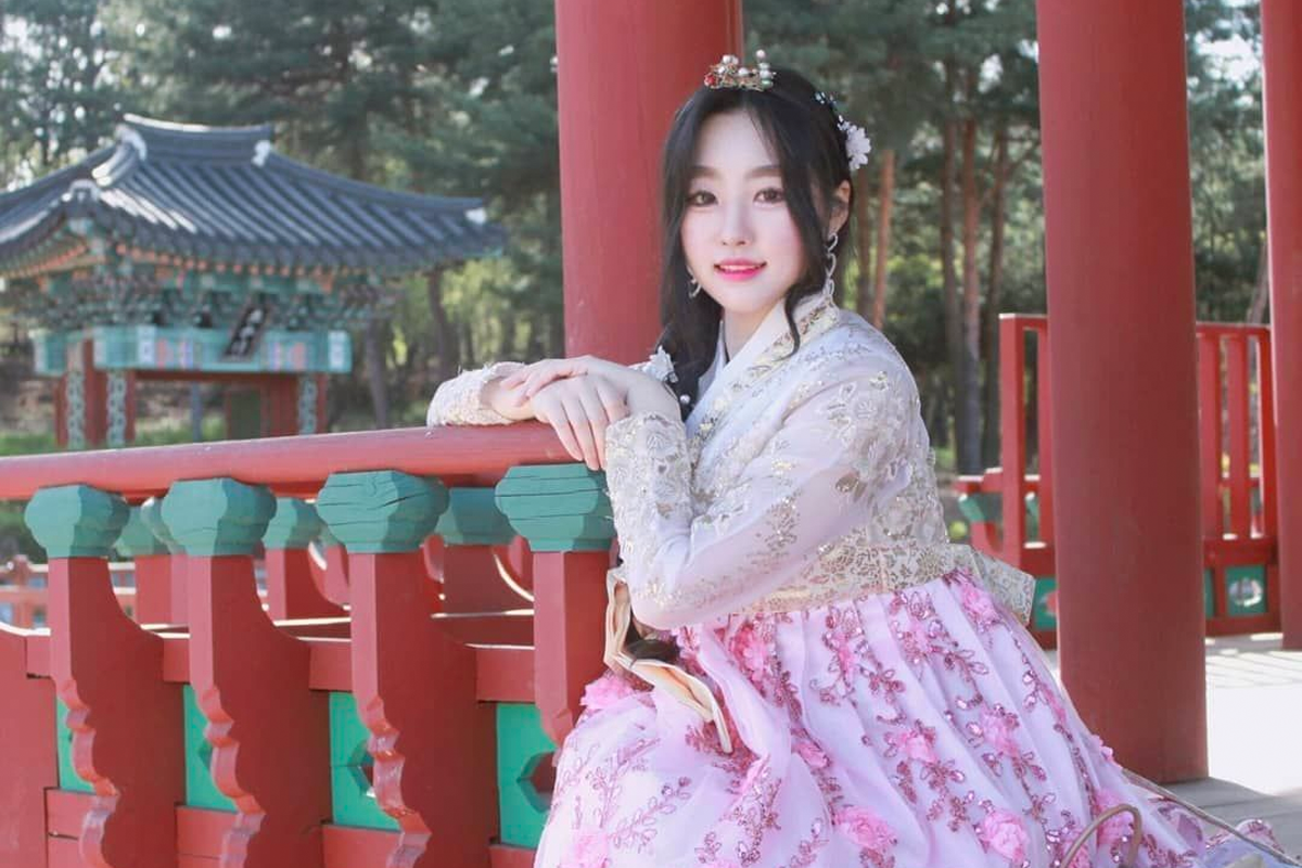 在景福宮前穿著紅色與白色韓服的女子展示優雅的設計與獨特的風格。」