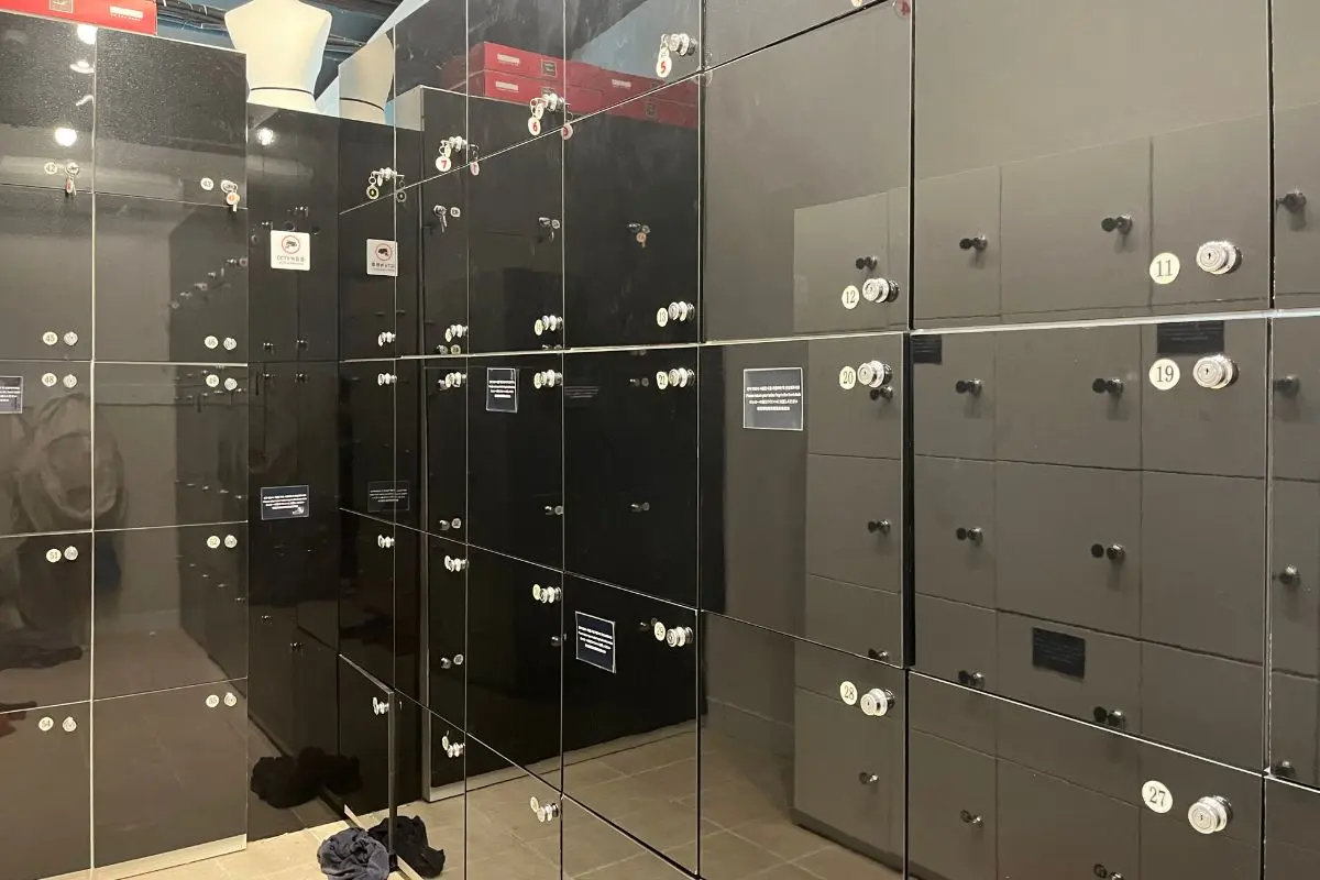 tủ đựng đồ ở  cửa hàng cho thuê hanbok Hanbok Girls ở gần cung điện gyeongbokgung 