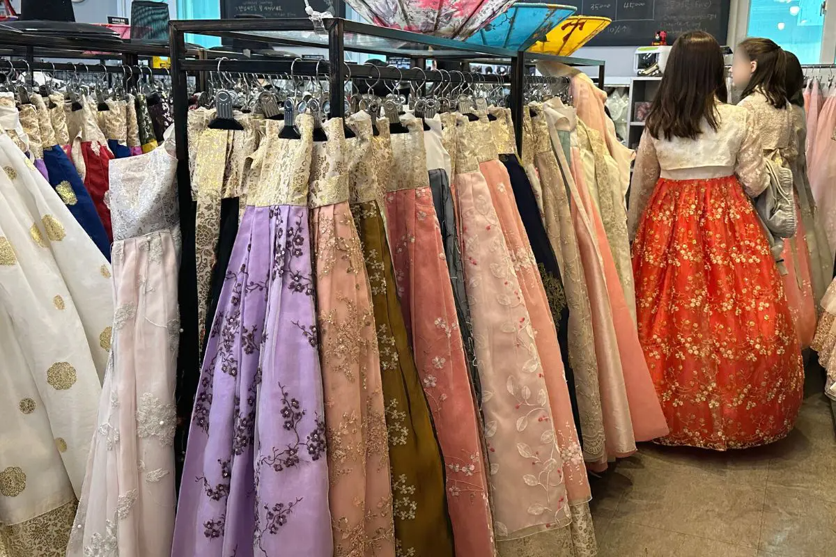 mẫu hanbok ở  cửa hàng cho thuê hanbok Hanbok Girls ở gần cung điện gyeongbokgung 