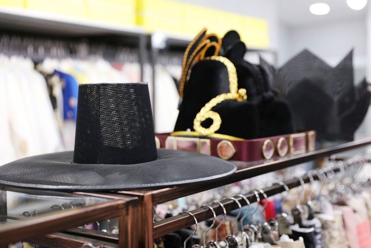 展示各式各樣韓服的帽子，包括黑色傳統帽和華麗配件，展現韓服的細緻設計。」