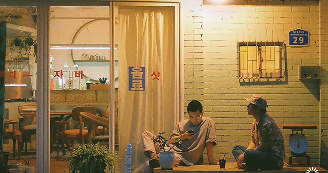 Quán cà phê đẹp tại Hàn Quốc, biểu tượng cho xu hướng sống của giới trẻ tìm kiếm hạnh phúc nhỏ bé hàng ngày.