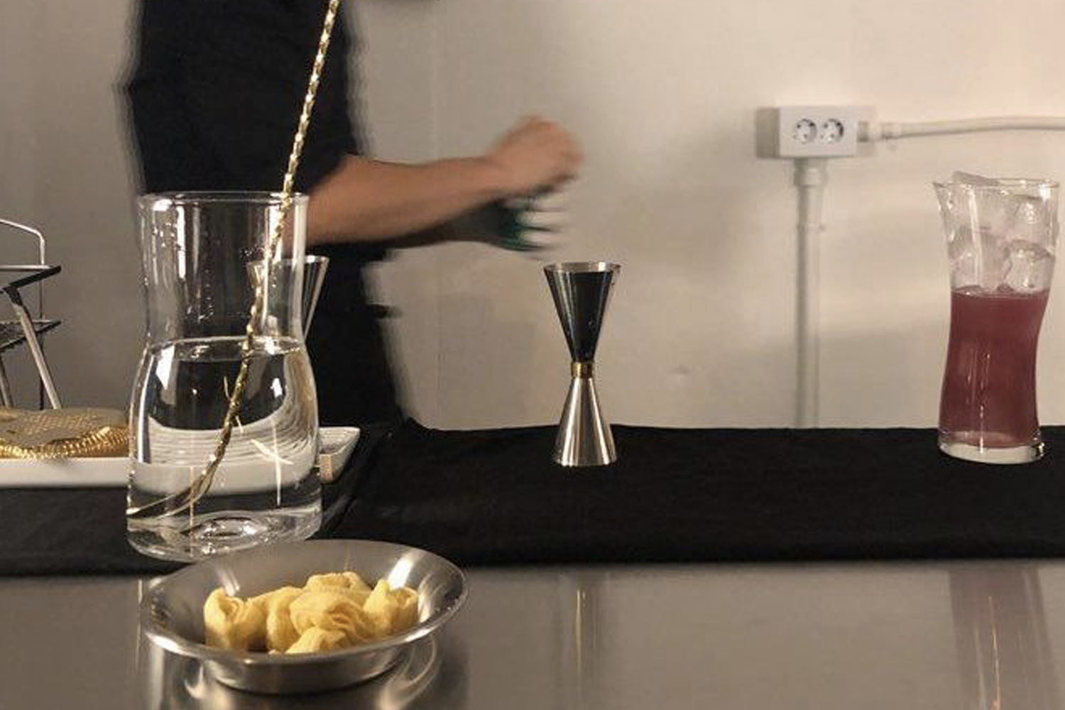 韓國夜市的調酒師忙碌於吧枱後準備混合飲品