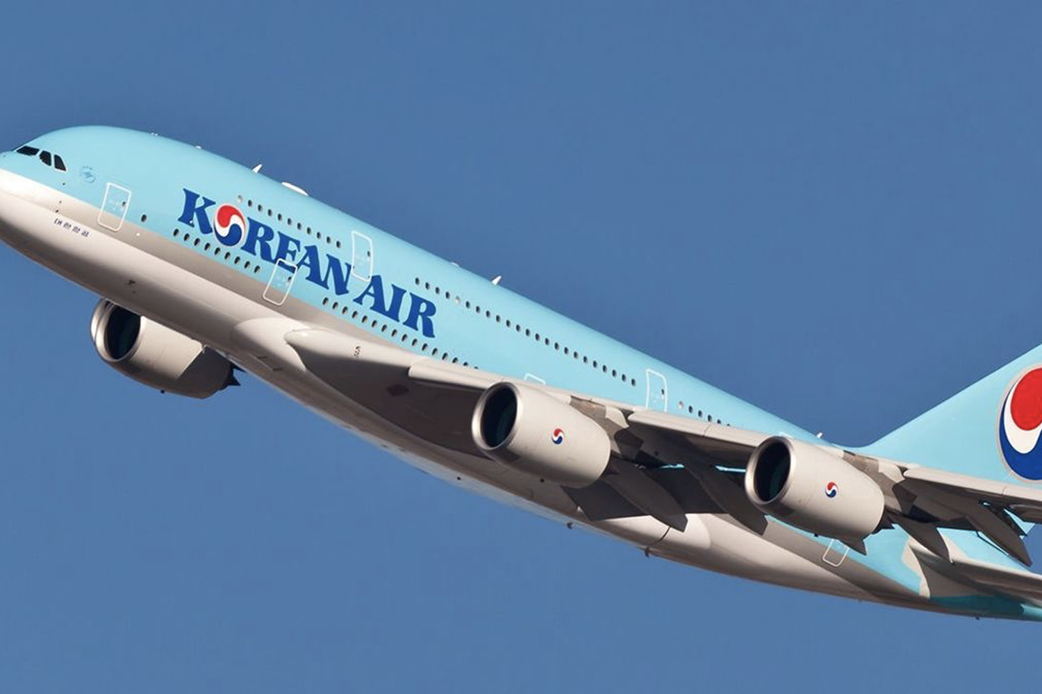 韓國航空客機在藍天背景下飛行，象徵國際旅行