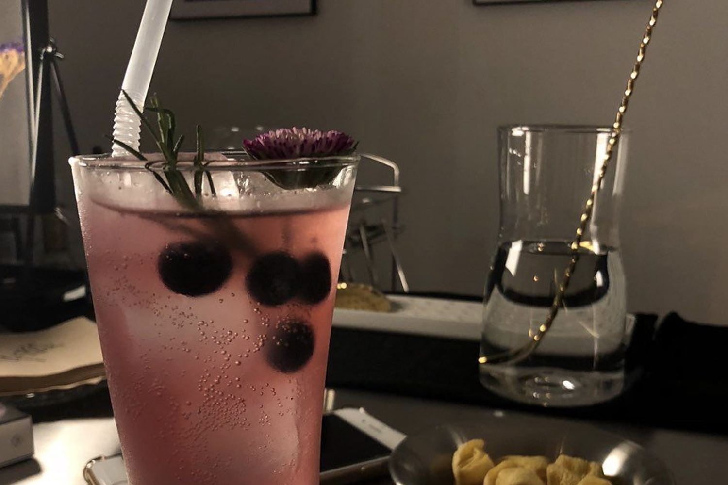 夜間潮流酒吧的粉紅色飲品探索韓國夜生活