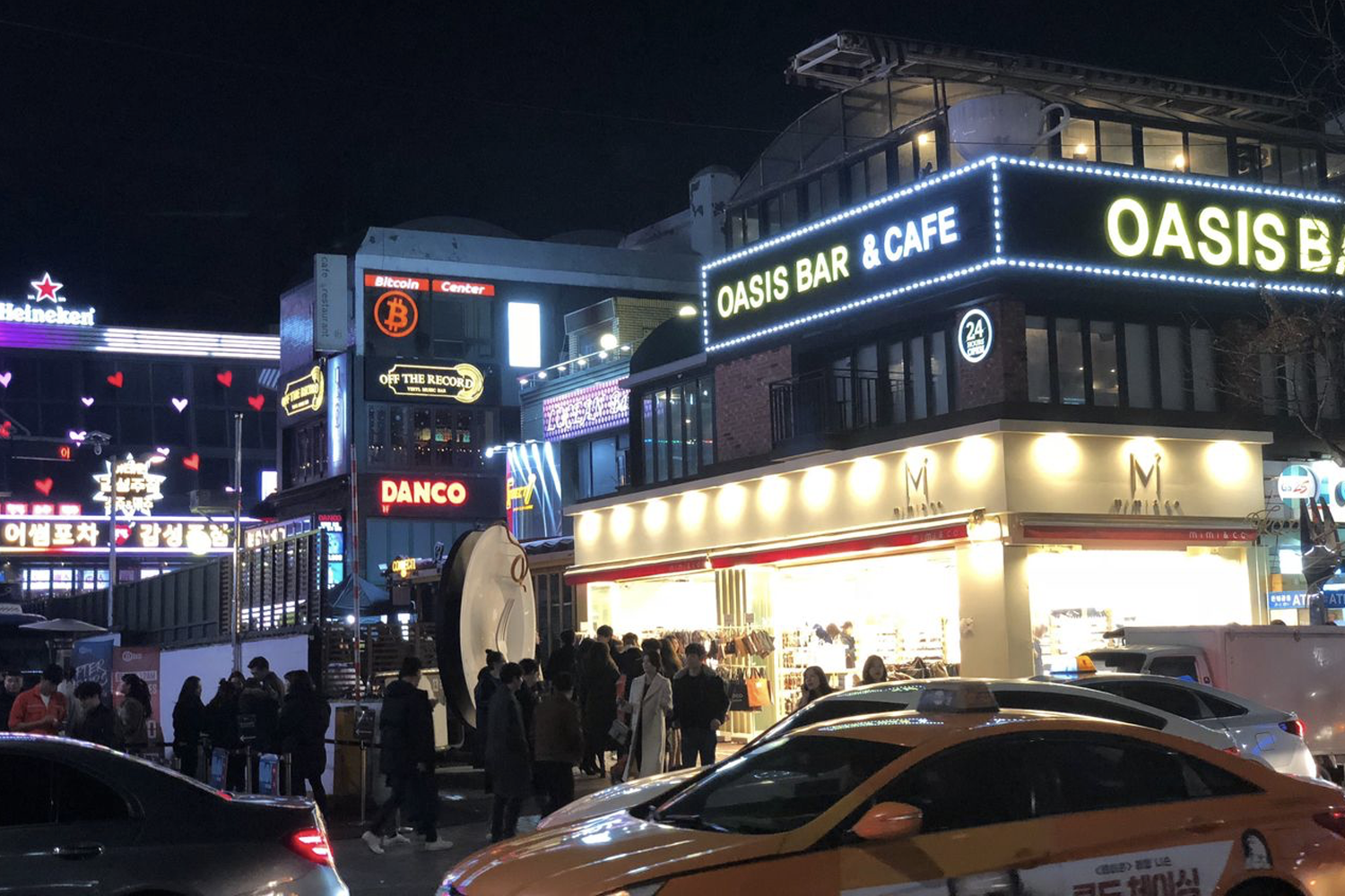 韓國熱鬧夜市，擁擠的人羣和五光十色的霓虹燈光