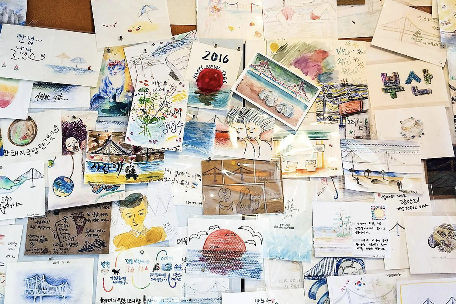 展示旅行中創作的藝術明信片牆，色彩鮮豔