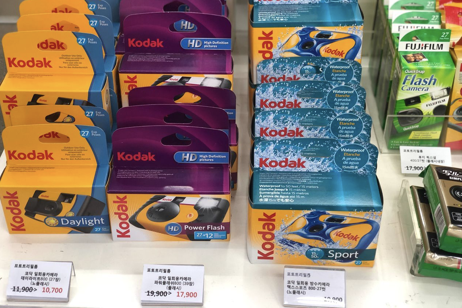 展示各款即影即有底片的店內架子，品牌多樣