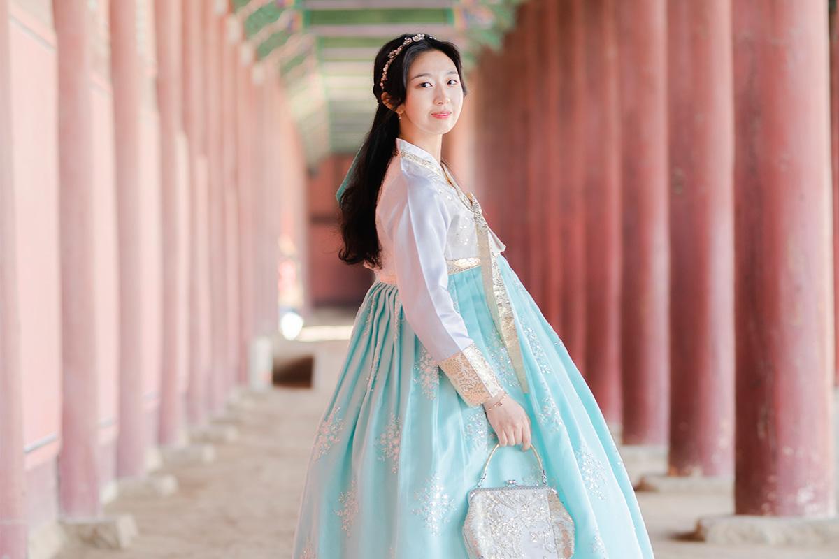 A captivating view near the hanbok rental store, offering easy access to Korea's iconic cultural sites.