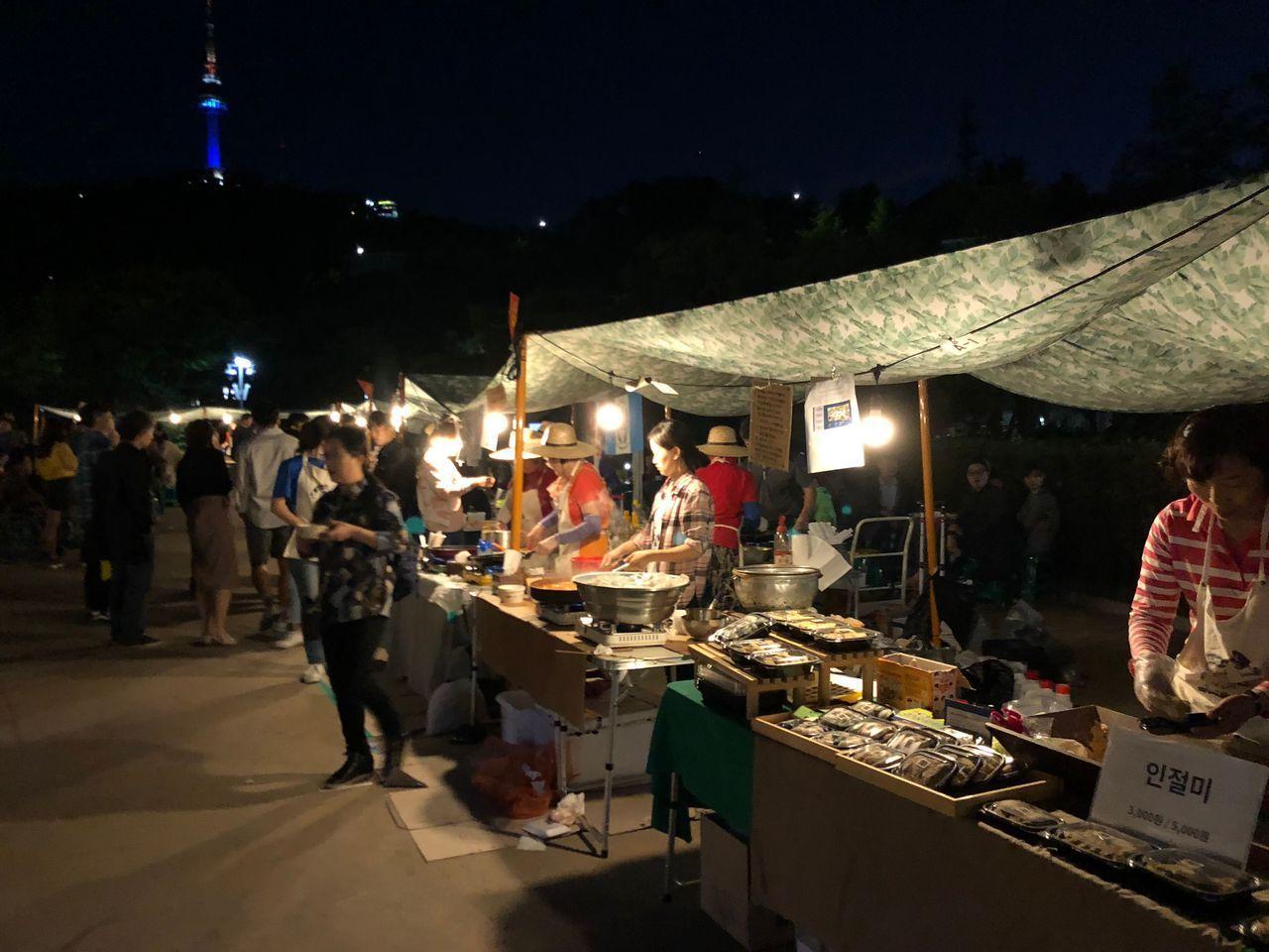 Want to visit Korean style night market? Visit 1890 Namsan Valley Night Marekt!