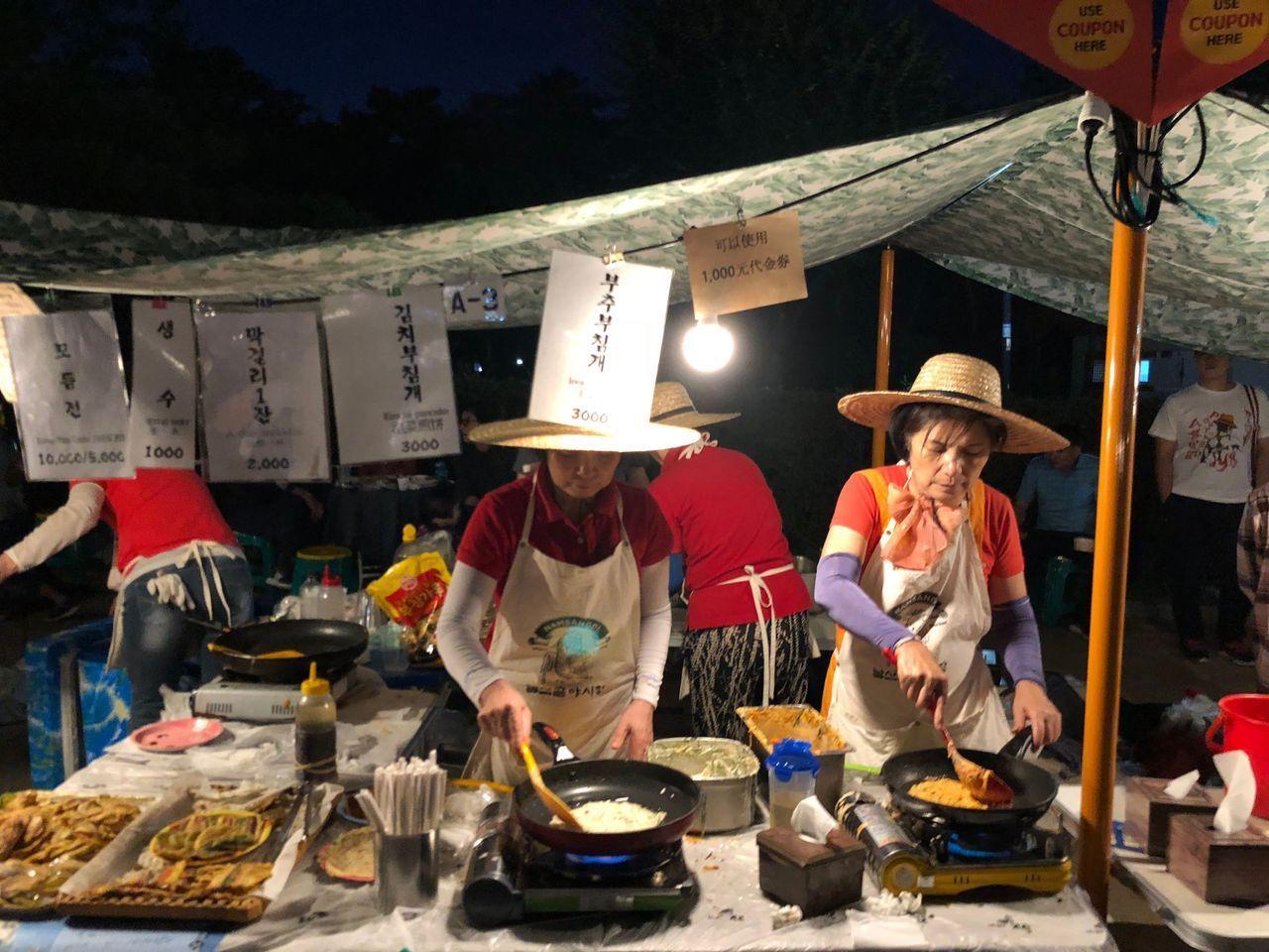 Want to visit Korean style night market? Visit 1890 Namsan Valley Night Marekt!