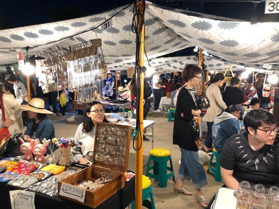 Want to visit Korean style night market? Visit 1890 Namsan Valley Night Marekt!